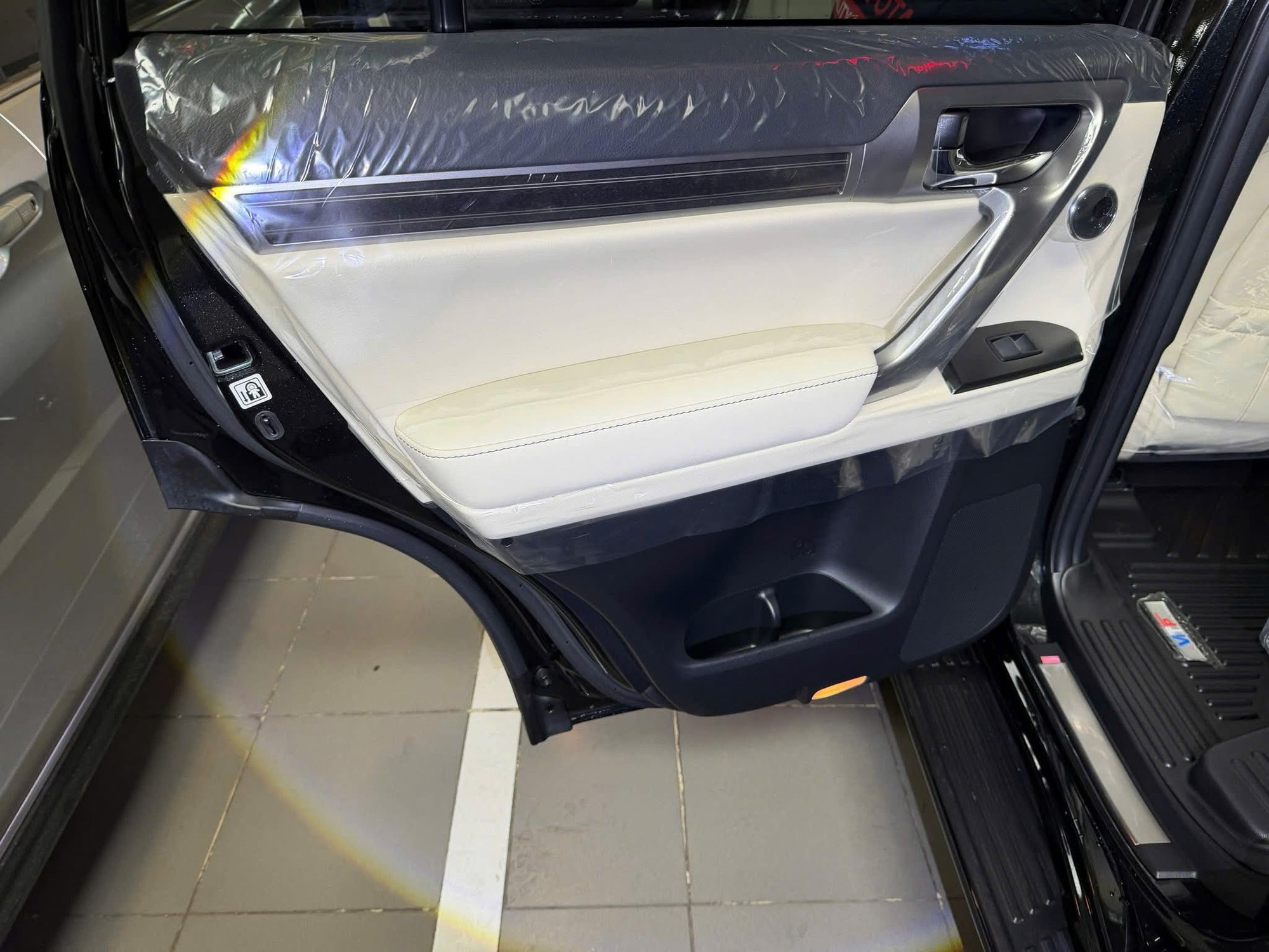 Lexus GX 460 được rao bán đắt ngang thời điểm mua mới: Gần 3 năm odo chỉ 127km, nội thất còn nguyên ni-lông- Ảnh 11. Lexus GX 460 được rao bán đắt ngang thời điểm mua mới: Gần 3 năm odo chỉ 127km, nội thất còn nguyên ni-lông- Ảnh 11.