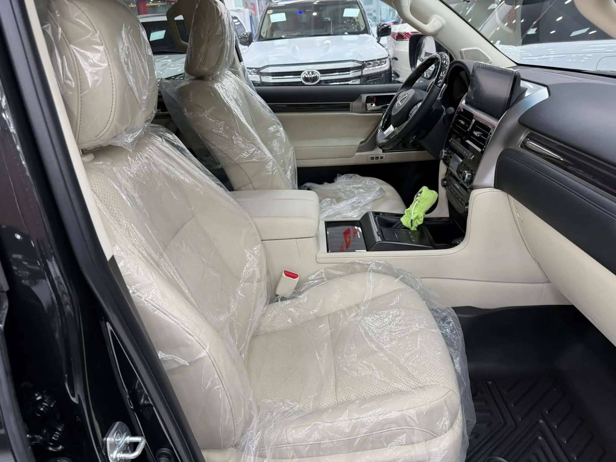 Lexus GX 460 được rao bán đắt ngang thời điểm mua mới: Gần 3 năm odo chỉ 127km, nội thất còn nguyên ni-lông- Ảnh 6. Lexus GX 460 được rao bán đắt ngang thời điểm mua mới: Gần 3 năm odo chỉ 127km, nội thất còn nguyên ni-lông- Ảnh 6.