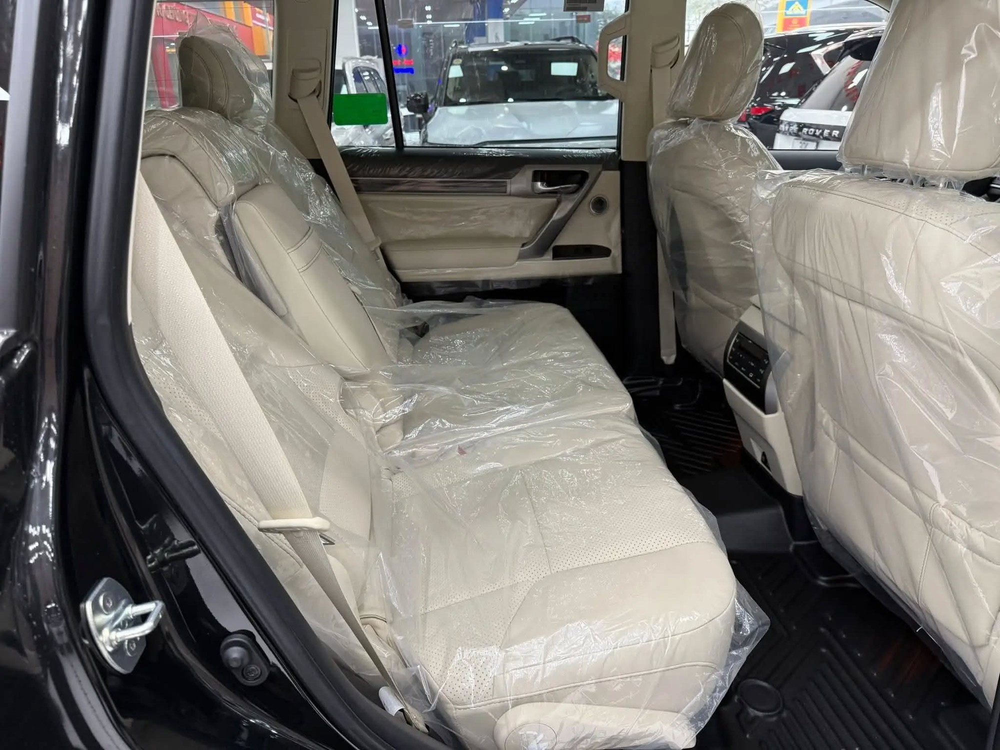 Lexus GX 460 được rao bán đắt ngang thời điểm mua mới: Gần 3 năm odo chỉ 127km, nội thất còn nguyên ni-lông- Ảnh 7. Lexus GX 460 được rao bán đắt ngang thời điểm mua mới: Gần 3 năm odo chỉ 127km, nội thất còn nguyên ni-lông- Ảnh 7.