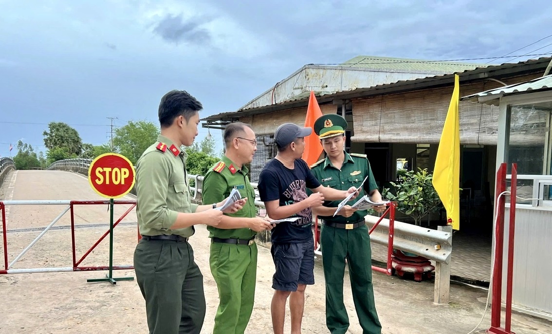 Kh&aacute;m x&eacute;t, bắt L&ecirc; Văn Phương SN 1993 trong đường d&acirc;y lớn, tịch thu loạt &ocirc; t&ocirc;, xe m&aacute;y, điện thoại- Ảnh 2.