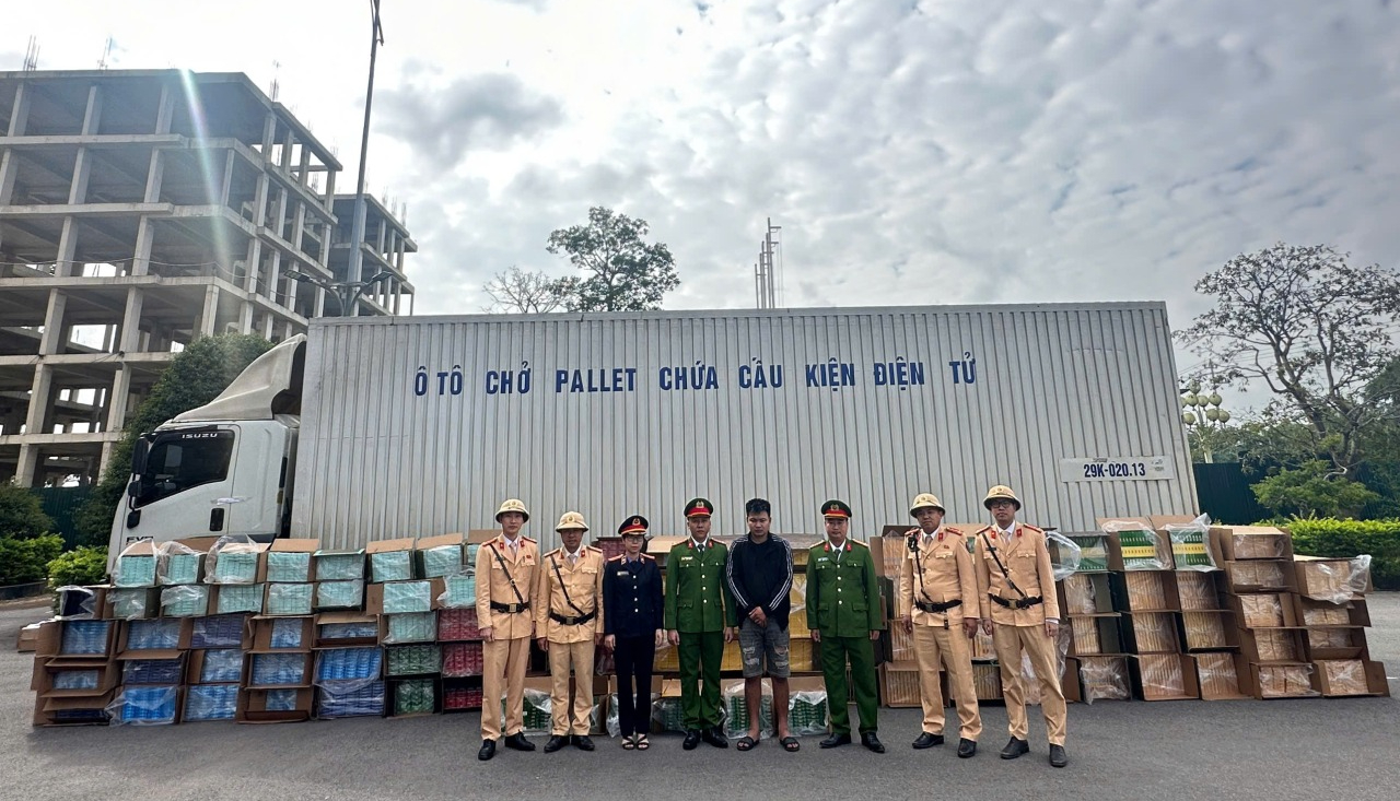 CLIP: Truy đuổi xe tải chở thuốc l&aacute; nhập lậu lớn nhất từ trước đến nay ở Quảng Trị- Ảnh 1.