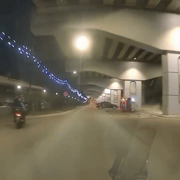 Ph&oacute;ng nhanh vượt ẩu, chiếc xe Honda Civic bất ngờ mất l&aacute;i v&agrave; c&uacute; t&ocirc;ng kinh ho&agrave;ng v&agrave;o trụ cầu vượt- Ảnh 2.