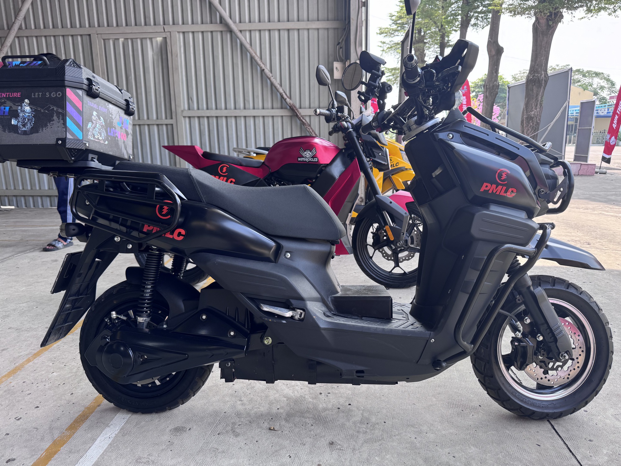 M&ocirc; t&ocirc; điện ph&acirc;n khối lớn lần đầu ti&ecirc;n xuất hiện tại TPHCM- Ảnh 9.