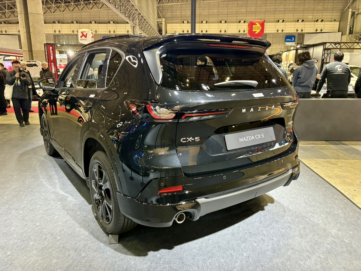 Mazda CX-5 thế hệ mới kh&ocirc;ng c&ograve;n chật chội như thế n&agrave;o: Kh&ocirc;ng gian rộng hơn, người cao 1m80 vẫn c&oacute; thể ngủ thoải m&aacute;i trong xe- Ảnh 7.