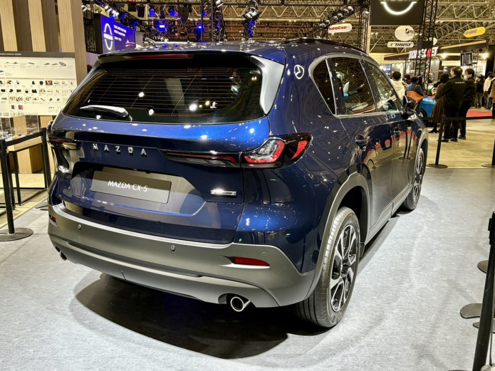 Mazda CX-5 thế hệ mới kh&ocirc;ng c&ograve;n chật chội như thế n&agrave;o: Kh&ocirc;ng gian rộng hơn, người cao 1m80 vẫn c&oacute; thể ngủ thoải m&aacute;i trong xe- Ảnh 5.