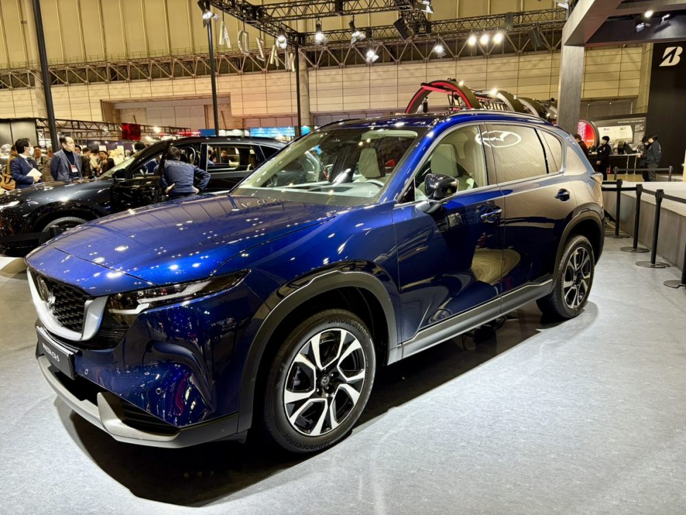 Mazda CX-5 thế hệ mới kh&ocirc;ng c&ograve;n chật chội như thế n&agrave;o: Kh&ocirc;ng gian rộng hơn, người cao 1m80 vẫn c&oacute; thể ngủ thoải m&aacute;i trong xe- Ảnh 4.