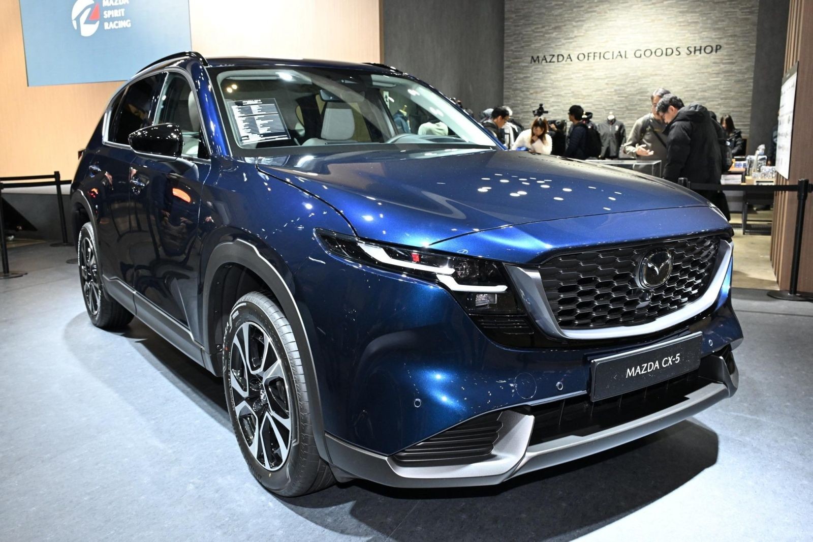 Mazda CX-5 thế hệ mới kh&ocirc;ng c&ograve;n chật chội như thế n&agrave;o: Kh&ocirc;ng gian rộng hơn, người cao 1m80 vẫn c&oacute; thể ngủ thoải m&aacute;i trong xe- Ảnh 1.