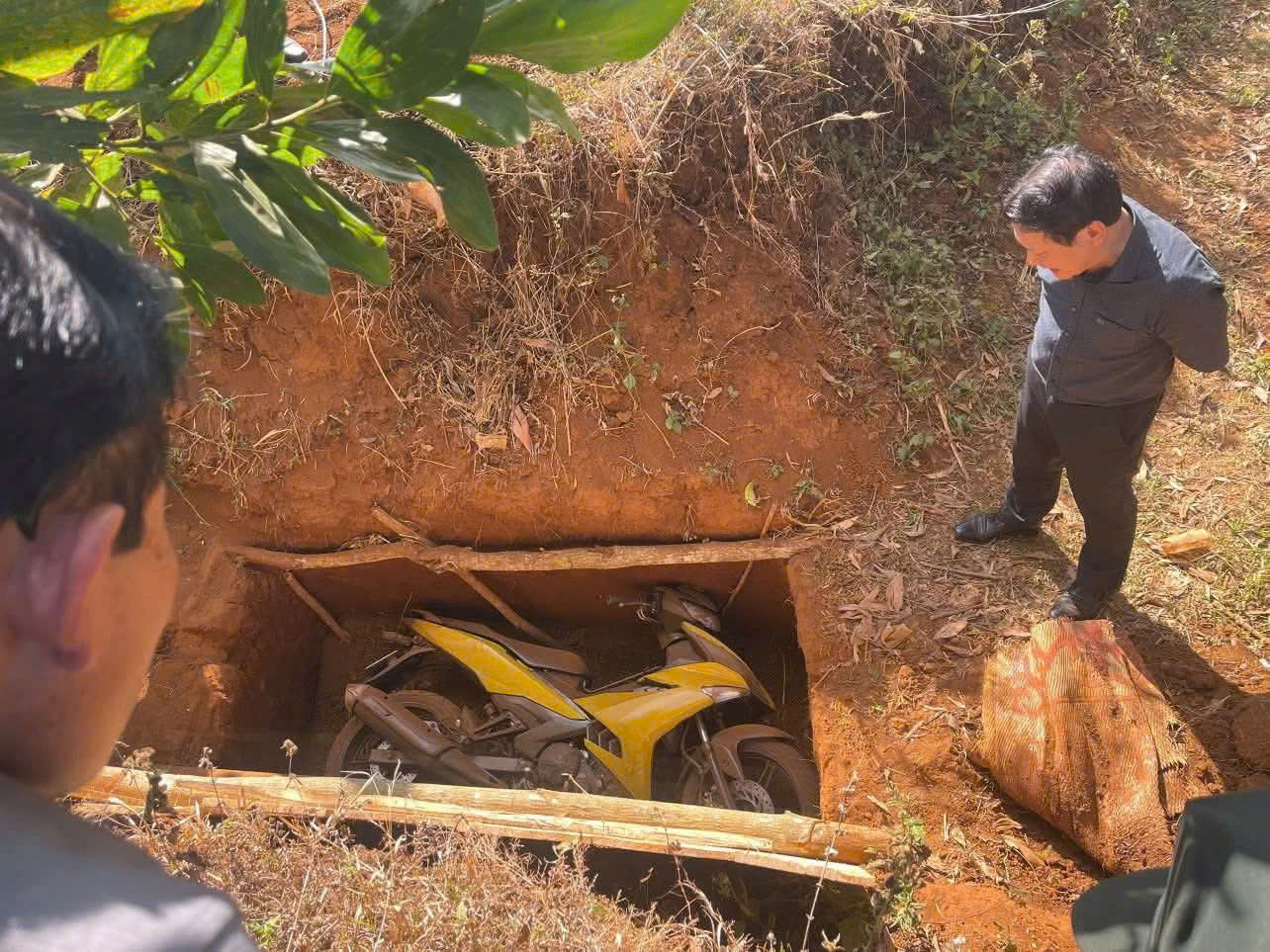 Truy t&igrave;m manh mối c&aacute;c đối tượng cướp ng&acirc;n h&agrave;ng từ hố đất nghi ch&ocirc;n giấu xe m&aacute;y- Ảnh 1.