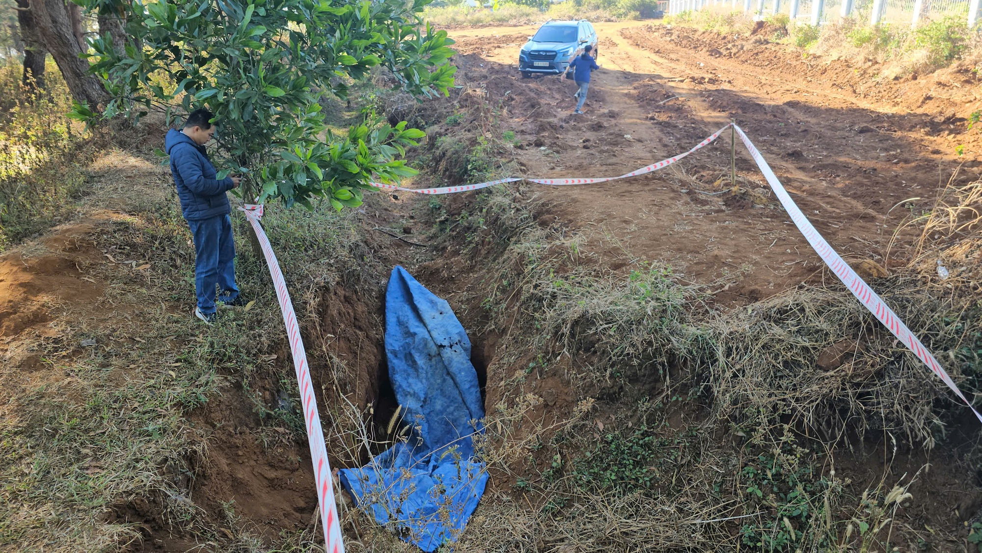 Truy t&igrave;m manh mối c&aacute;c đối tượng cướp ng&acirc;n h&agrave;ng từ hố đất nghi ch&ocirc;n giấu xe m&aacute;y- Ảnh 2.