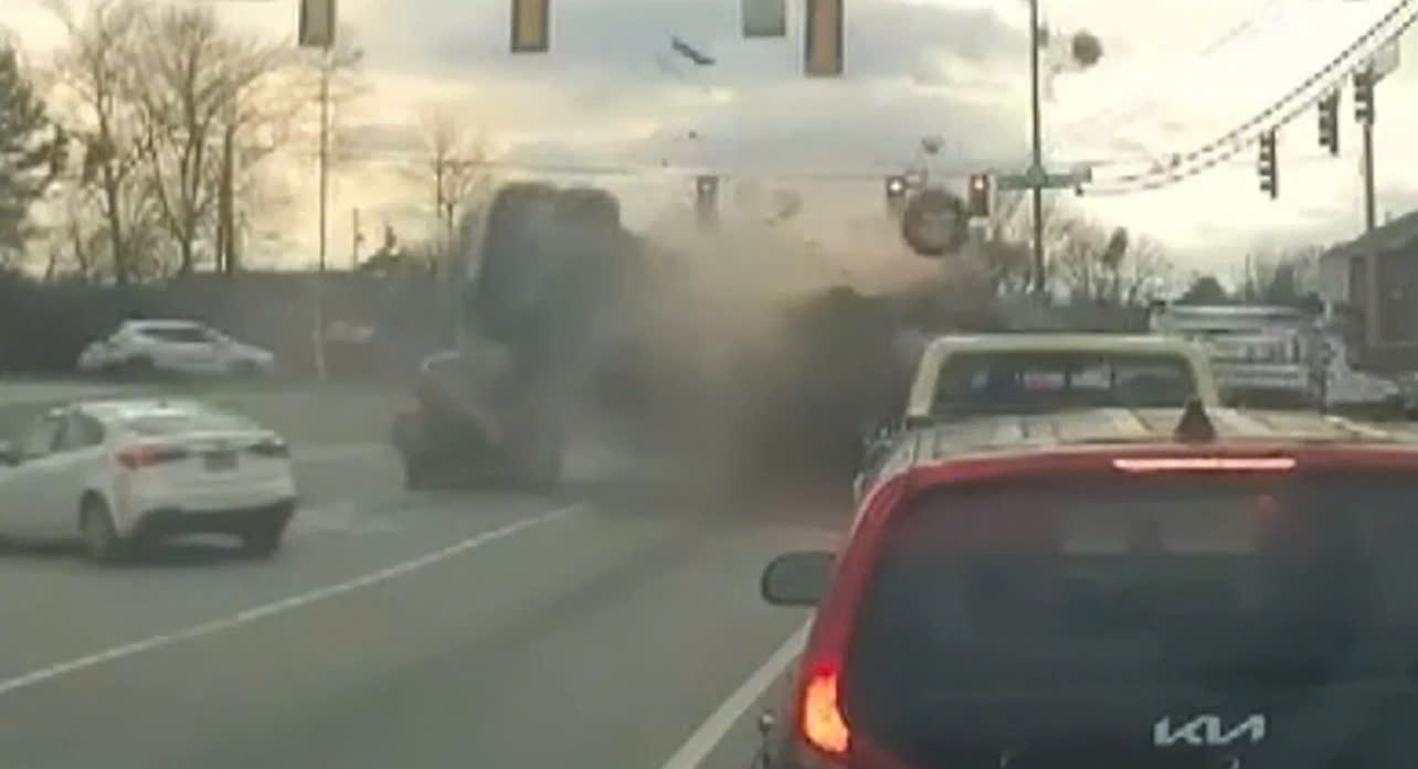 Clip: Cụ ba 83 tuổi đạp nhầm ch&acirc;n ga, lao xe v&agrave;o loạt &ocirc; t&ocirc; đang dừng đ&egrave;n đỏ- Ảnh 2.