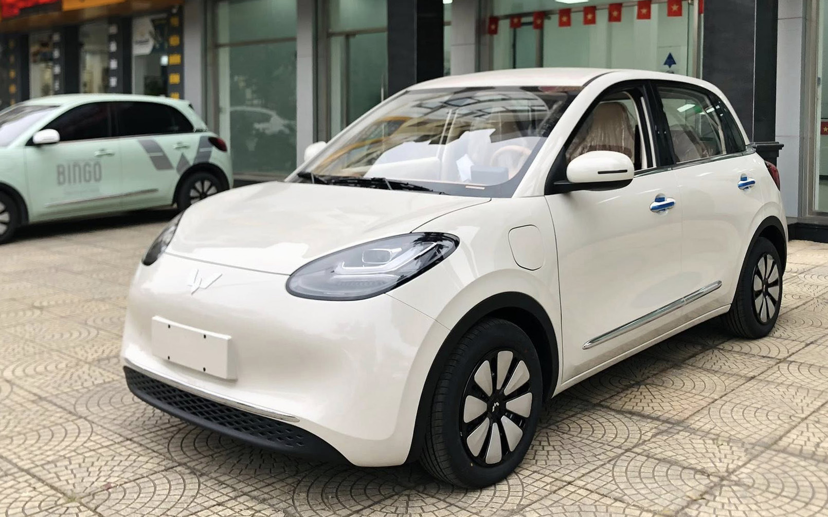 Ảnh thực tế Wuling Bingo 2026 tại Việt Nam: Giá dự kiến từ 399 triệu đồng, cần số như Mercedes, camera 360, đổi cổng sạc từng gây tranh cãi- Ảnh 2. Ảnh thực tế Wuling Bingo 2026 tại Việt Nam: Giá dự kiến từ 399 triệu đồng, cần số như Mercedes, camera 360, đổi cổng sạc từng gây tranh cãi- Ảnh 2.