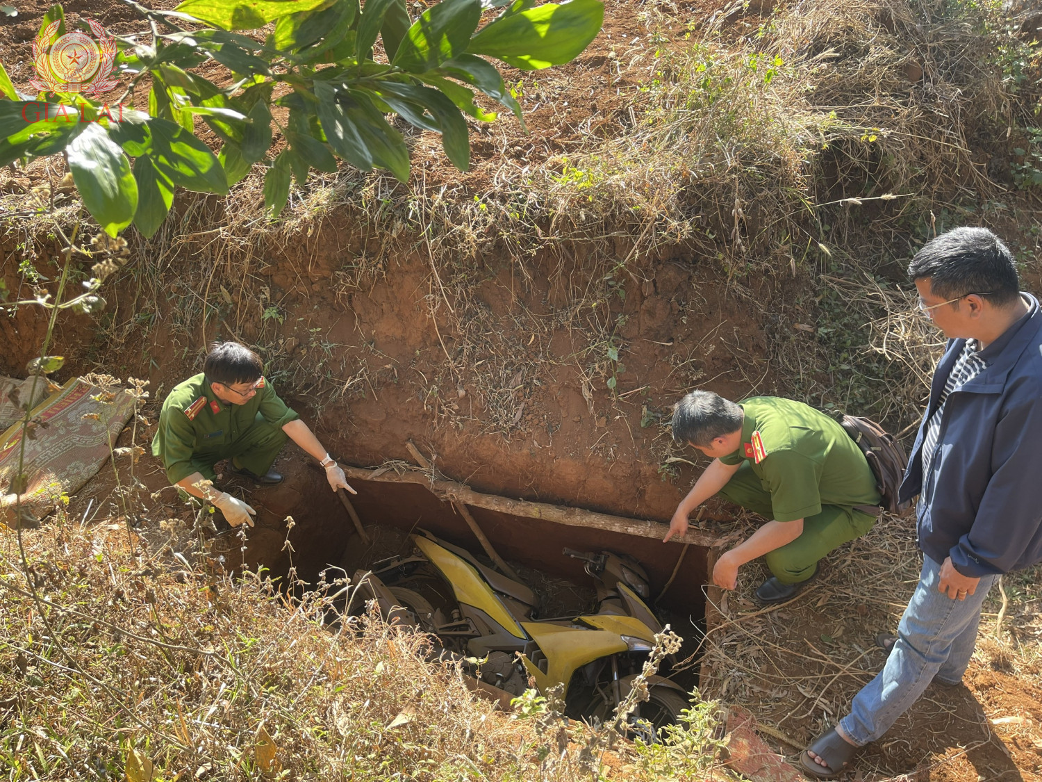 Th&ocirc;ng tin mới nhất về chiếc xe m&aacute;y ch&ocirc;n dưới hố s&acirc;u trong vụ cướp ng&acirc;n h&agrave;ng ở Gia Lai- Ảnh 1.