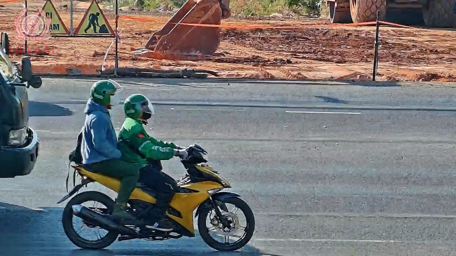 Th&ocirc;ng tin mới nhất về chiếc xe m&aacute;y ch&ocirc;n dưới hố s&acirc;u trong vụ cướp ng&acirc;n h&agrave;ng ở Gia Lai- Ảnh 2.