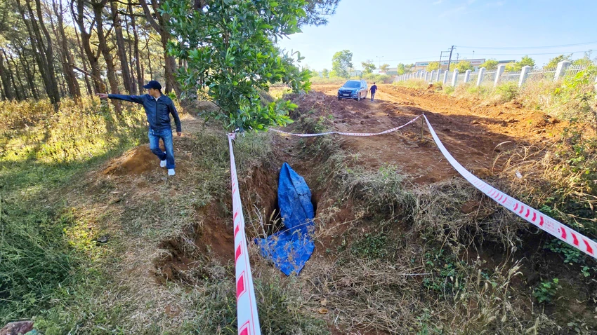 Th&ocirc;ng tin mới nhất về chiếc xe m&aacute;y ch&ocirc;n dưới hố s&acirc;u trong vụ cướp ng&acirc;n h&agrave;ng ở Gia Lai- Ảnh 4.