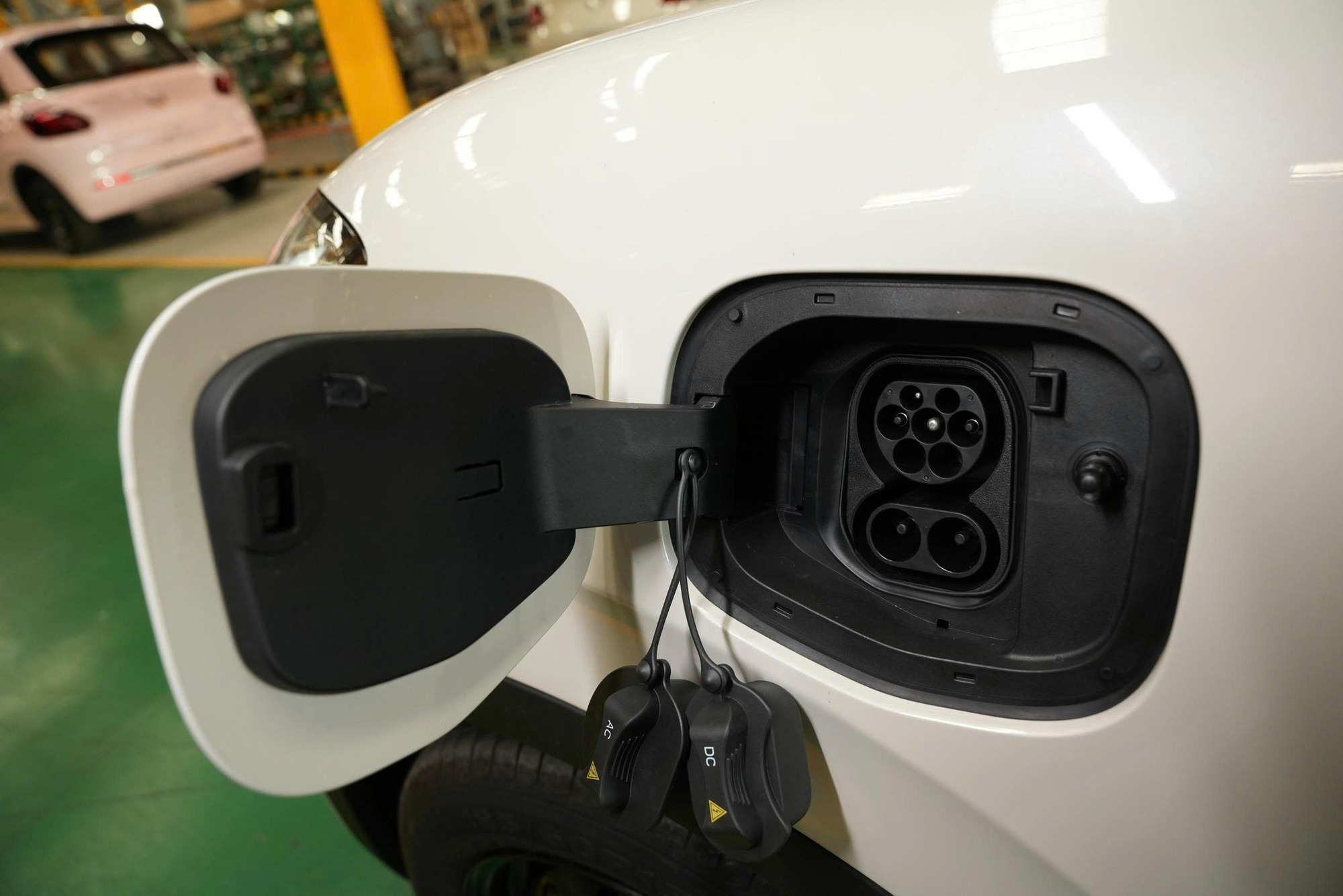 Ảnh thực tế Wuling Bingo 2026 tại Việt Nam: Giá dự kiến từ 399 triệu đồng, cần số như Mercedes, camera 360, đổi cổng sạc từng gây tranh cãi- Ảnh 10. Ảnh thực tế Wuling Bingo 2026 tại Việt Nam: Giá dự kiến từ 399 triệu đồng, cần số như Mercedes, camera 360, đổi cổng sạc từng gây tranh cãi- Ảnh 10.