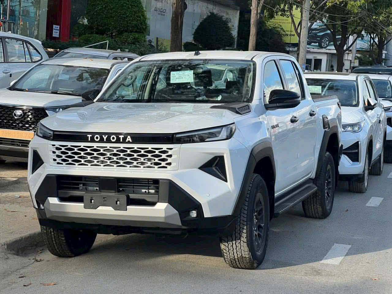 Toyota Hilux 2026 xuất hiện ở đại l&yacute;: Nội thất như Land Cruiser Prado, bỏ m&aacute;y 2.4L, quyết đấu Ford Ranger bằng trang bị khủng- Ảnh 2.