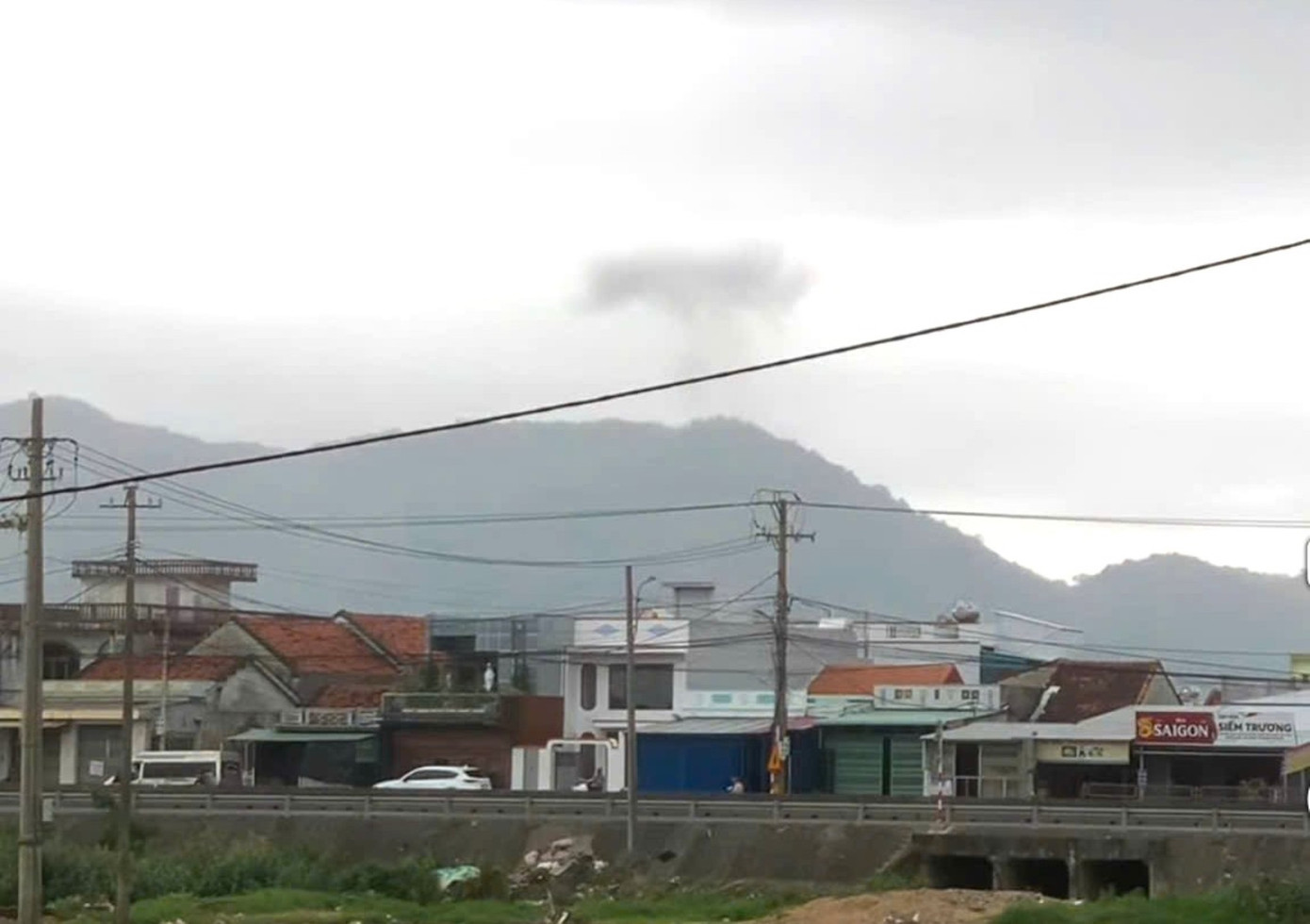 Hiện trường m&aacute;y bay qu&acirc;n sự YAK-130 rơi ở v&ugrave;ng n&uacute;i Đắk Lắk- Ảnh 8.