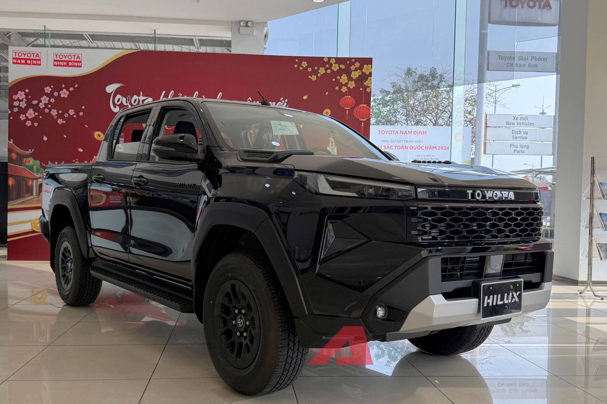 Mục sở thị Toyota Hilux mới ngay trước giờ G: Đại l&yacute; b&aacute;o cao nhất chỉ hơn 900 triệu đồng- Ảnh 1.