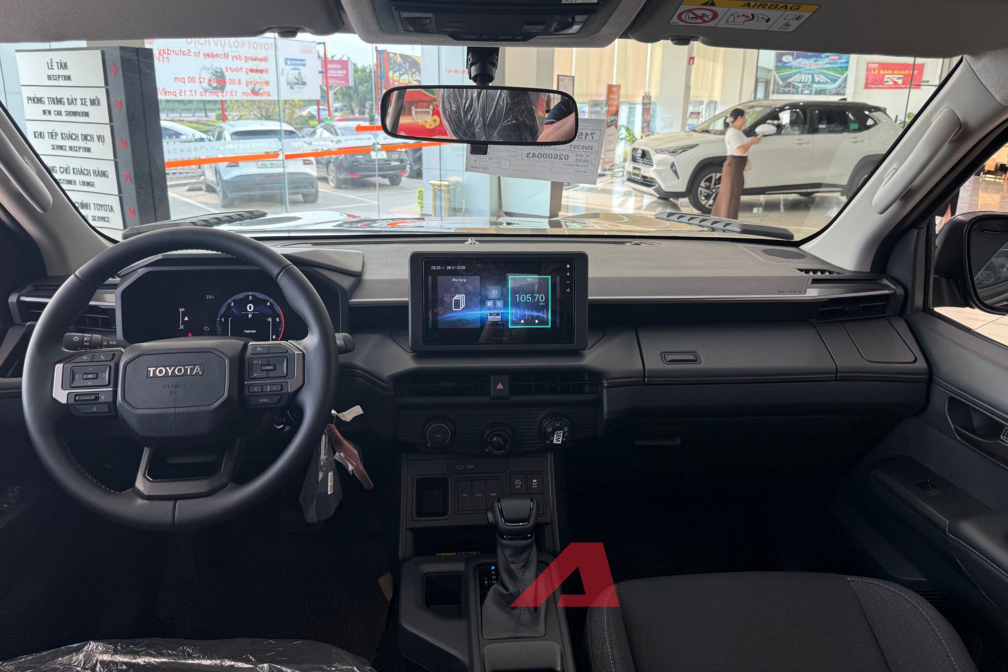 Mục sở thị Toyota Hilux mới ngay trước giờ G: Đại l&yacute; b&aacute;o cao nhất chỉ hơn 900 triệu đồng- Ảnh 2.