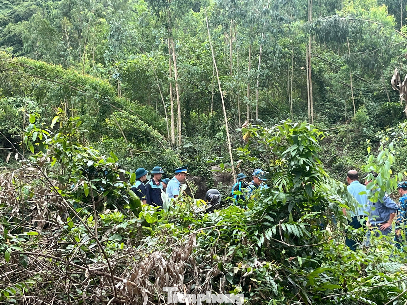 Hiện trường m&aacute;y bay qu&acirc;n sự YAK-130 rơi ở v&ugrave;ng n&uacute;i Đắk Lắk- Ảnh 6.