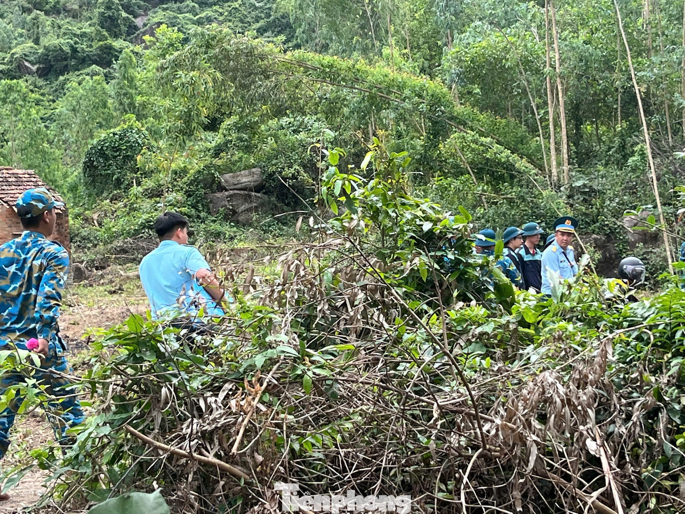 Hiện trường m&aacute;y bay qu&acirc;n sự YAK-130 rơi ở v&ugrave;ng n&uacute;i Đắk Lắk- Ảnh 5.