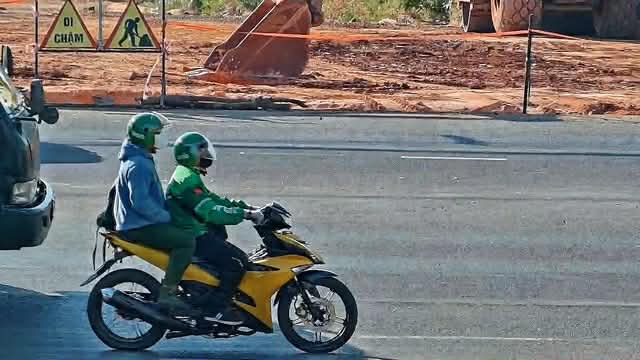 Vụ 2 t&ecirc;n cướp ng&acirc;n h&agrave;ng ch&ocirc;n xe m&aacute;y: Th&ocirc;ng tin quan trọng về tấm v&aacute;n gỗ d&ugrave;ng che miệng hố- Ảnh 2.