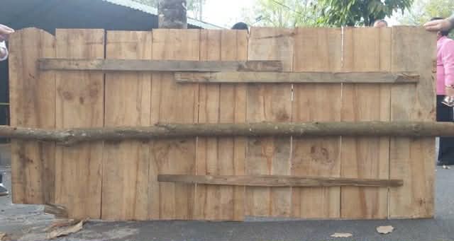 Vụ 2 t&ecirc;n cướp ng&acirc;n h&agrave;ng ch&ocirc;n xe m&aacute;y: Th&ocirc;ng tin quan trọng về tấm v&aacute;n gỗ d&ugrave;ng che miệng hố- Ảnh 1.