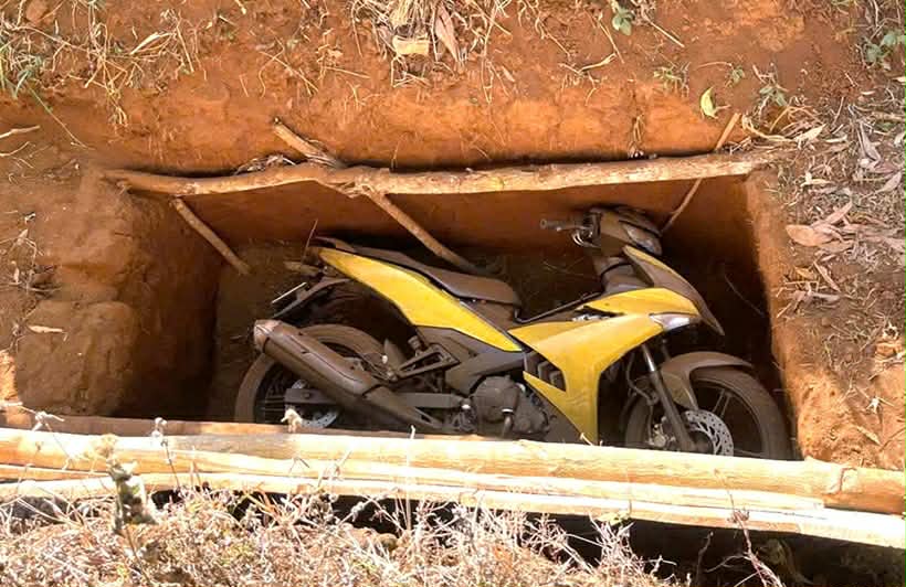 Vụ 2 t&ecirc;n cướp ng&acirc;n h&agrave;ng ch&ocirc;n xe m&aacute;y: Th&ocirc;ng tin quan trọng về tấm v&aacute;n gỗ d&ugrave;ng che miệng hố- Ảnh 3.