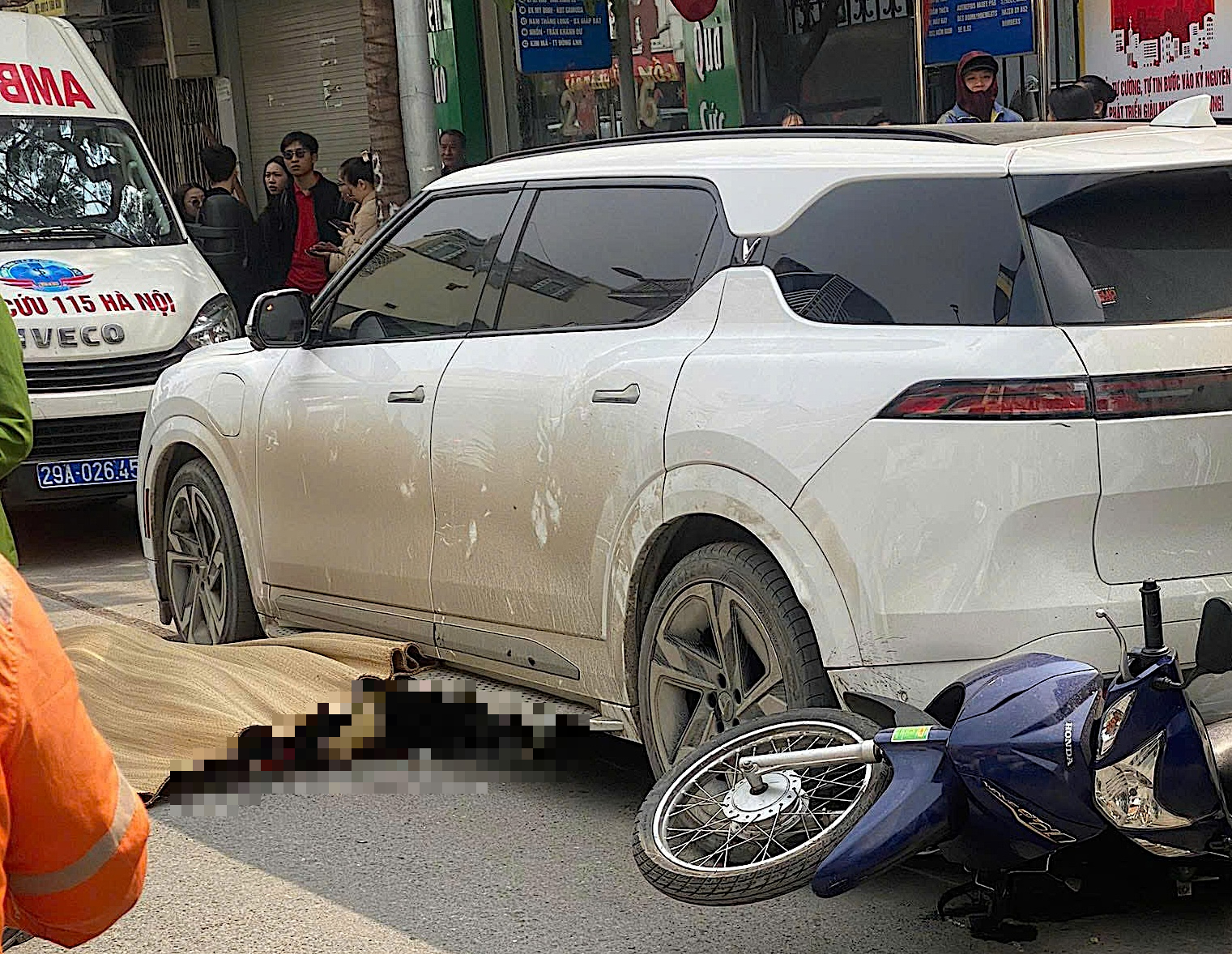 H&agrave; Nội: &Ocirc; t&ocirc; đi l&ugrave;i tr&ecirc;n phố Kh&acirc;m Thi&ecirc;n khiến 2 người thương vong, gần 20 người hợp sức n&acirc;ng xe giải cứu người bị kẹt- Ảnh 1.