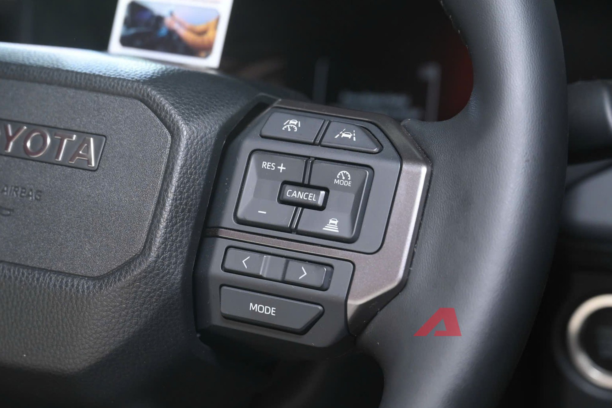 Chi tiết Toyota Hilux bản cao nhất: Gi&aacute; chỉ 903 triệu đồng, đủ ADAS v&agrave; chế độ offroad đấu Ranger Wildtrak- Ảnh 8.