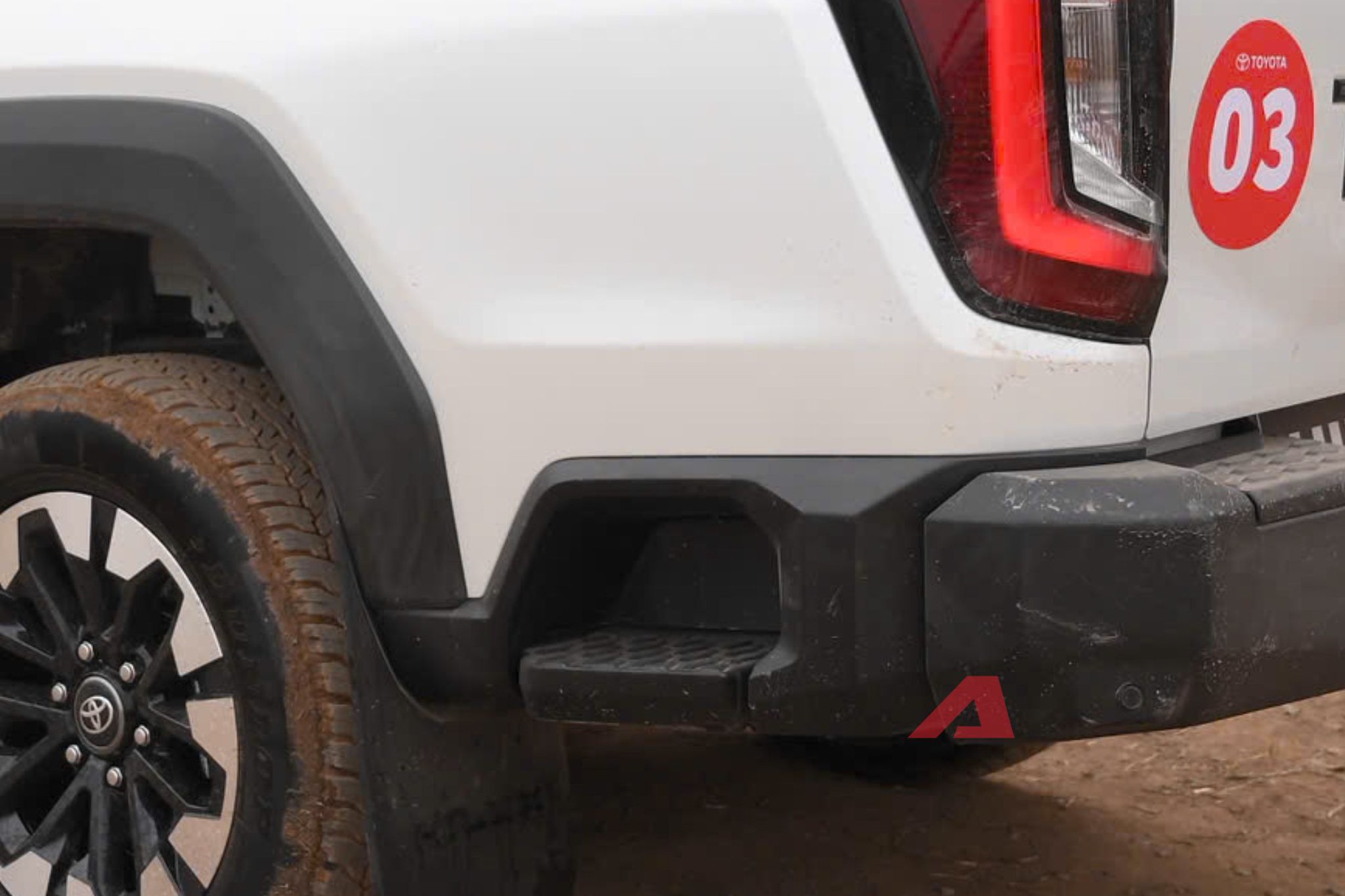 Chi tiết Toyota Hilux bản cao nhất: Gi&aacute; chỉ 903 triệu đồng, đủ ADAS v&agrave; chế độ offroad đấu Ranger Wildtrak- Ảnh 5.