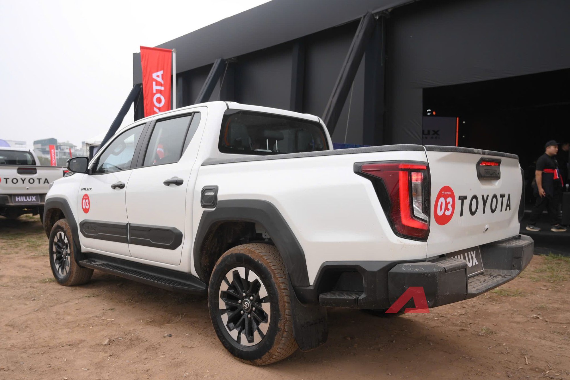 Chi tiết Toyota Hilux bản cao nhất: Gi&aacute; chỉ 903 triệu đồng, đủ ADAS v&agrave; chế độ offroad đấu Ranger Wildtrak- Ảnh 2.