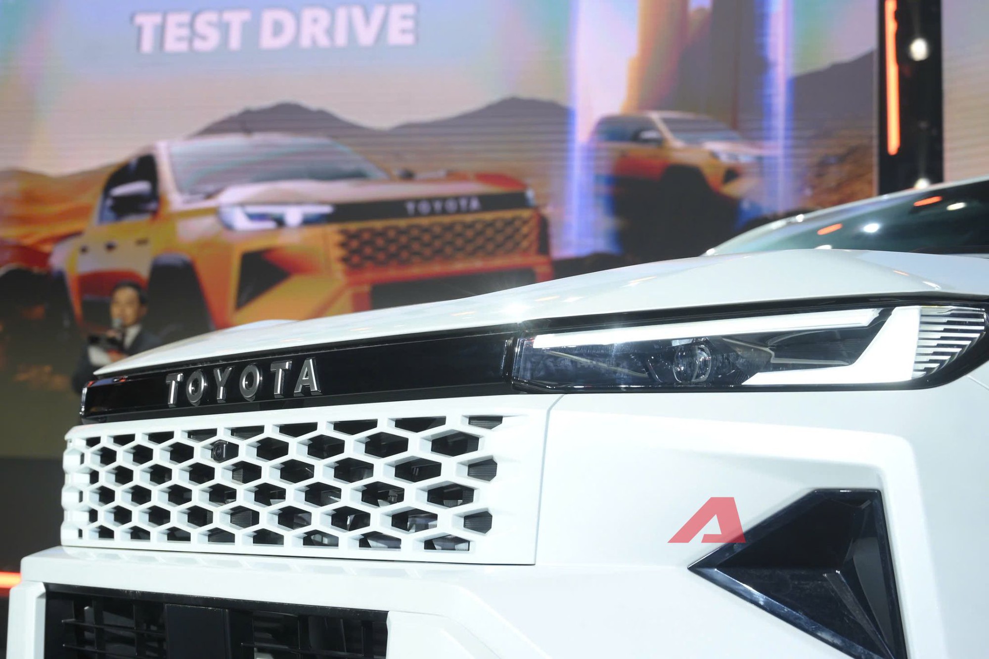 Chi tiết Toyota Hilux bản cao nhất: Gi&aacute; chỉ 903 triệu đồng, đủ ADAS v&agrave; chế độ offroad đấu Ranger Wildtrak- Ảnh 3.