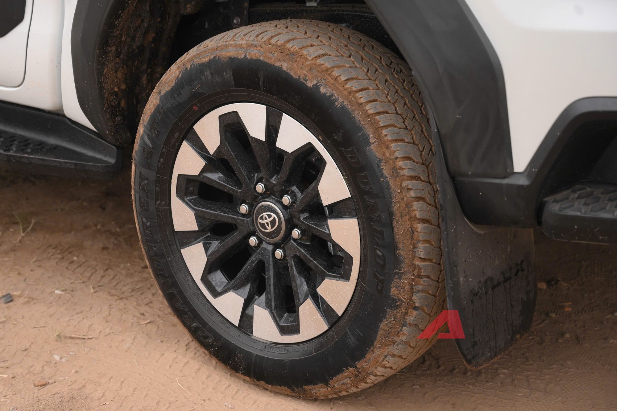 Chi tiết Toyota Hilux bản cao nhất: Gi&aacute; chỉ 903 triệu đồng, đủ ADAS v&agrave; chế độ offroad đấu Ranger Wildtrak- Ảnh 4.