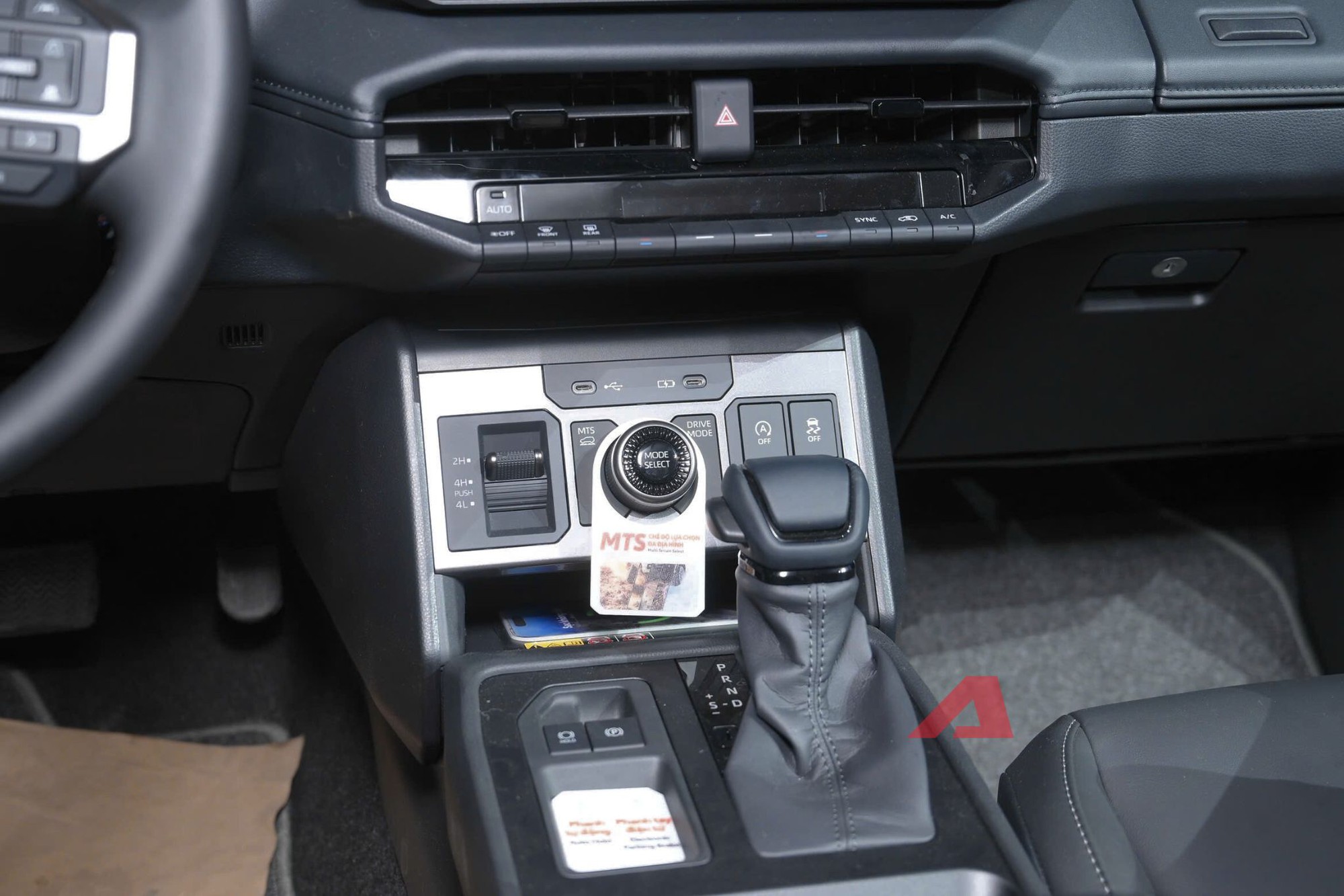 Chi tiết Toyota Hilux bản cao nhất: Gi&aacute; chỉ 903 triệu đồng, đủ ADAS v&agrave; chế độ offroad đấu Ranger Wildtrak- Ảnh 11.