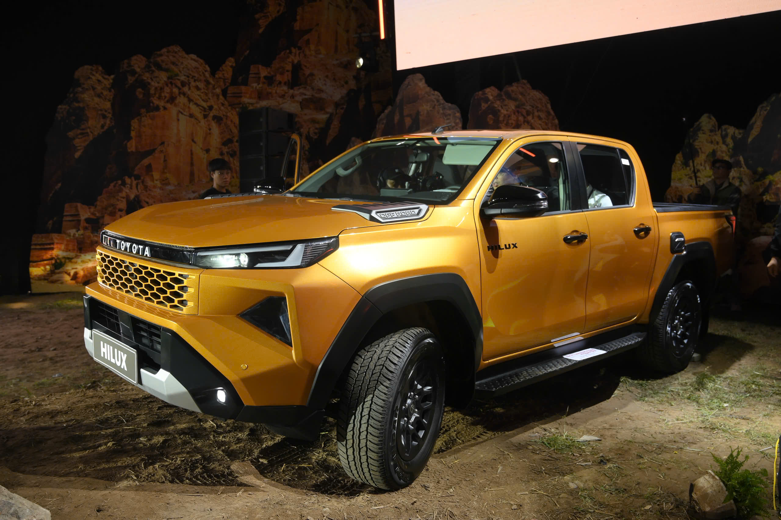 Soi 3 phi&ecirc;n bản của Toyota Hilux 2026: Ch&ecirc;nh 271 triệu đồng, đ&aacute;nh đổi tiện nghi, vận h&agrave;nh v&agrave; ADAS- Ảnh 1.