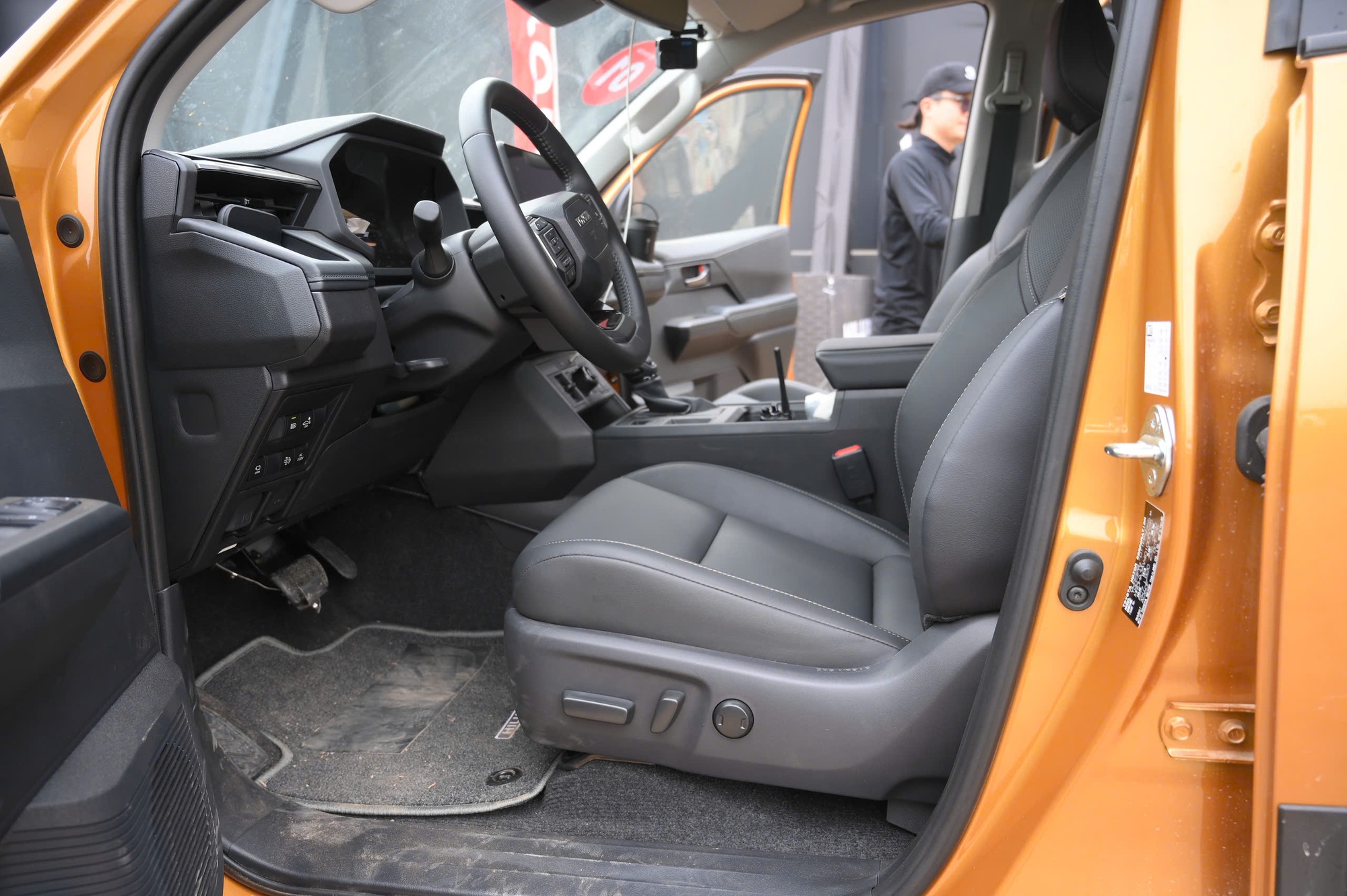 Chi tiết Toyota Hilux bản cao nhất: Gi&aacute; chỉ 903 triệu đồng, đủ ADAS v&agrave; chế độ offroad đấu Ranger Wildtrak- Ảnh 14.