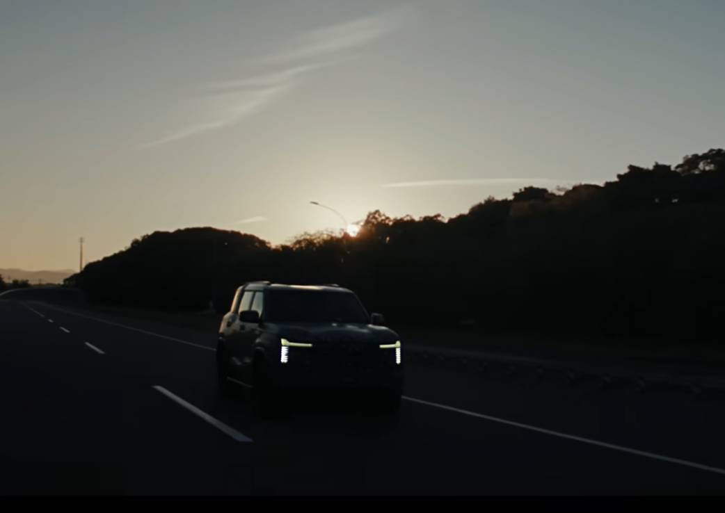 Mitsubishi tung video 'thả th&iacute;nh' SUV lạ: D&aacute;ng của Pajero, đ&egrave;n như Xforce, sẽ đấu Land Cruiser Prado- Ảnh 1.