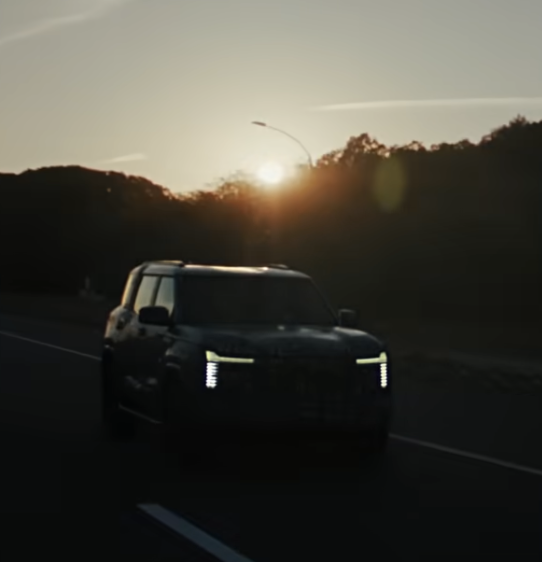 Mitsubishi tung video 'thả th&iacute;nh' SUV lạ: D&aacute;ng của Pajero, đ&egrave;n như Xforce, sẽ đấu Land Cruiser Prado- Ảnh 2.