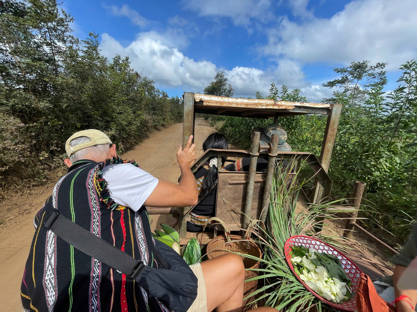 Kh&aacute;ch T&acirc;y m&ecirc; t&iacute;t trải nghiệm l&ecirc;n rẫy bằng xe c&ocirc;ng n&ocirc;ng 'Lamborghini &Ecirc; Đ&ecirc;'- Ảnh 4.