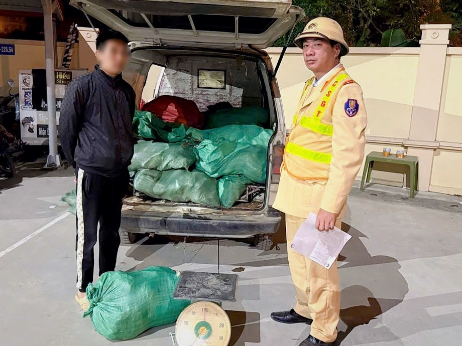 B&iacute; mật b&ecirc;n trong 26 bao tải tr&ecirc;n chiếc xe &ldquo;su c&oacute;c&rdquo; chạy xuy&ecirc;n đ&ecirc;m hướng về nội th&agrave;nh H&agrave; Nội: Thứ được chở b&ecirc;n trong g&acirc;y r&ugrave;ng m&igrave;nh- Ảnh 1.