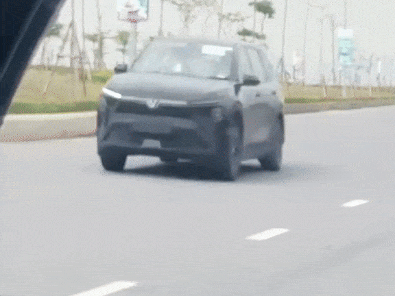 Lộ loạt trang bị đồn đo&aacute;n của VinFast Limo bản 'full' tại Việt Nam: M&acirc;m lớn, ghế giả da, cần số mới c&ugrave;ng nhiều n&acirc;ng cấp &lsquo;đ&aacute;p lại&rsquo; tranh luận từ MXH- Ảnh 4.