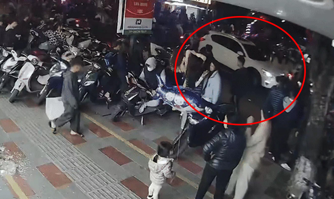 Vụ &ocirc; t&ocirc; l&ugrave;i v&agrave;o đ&aacute;m đ&ocirc;ng ở Hải Ph&ograve;ng: Đ&ocirc;i vợ chồng tho&aacute;t chết gang tấc trong ng&agrave;y cuối năm- Ảnh 1.