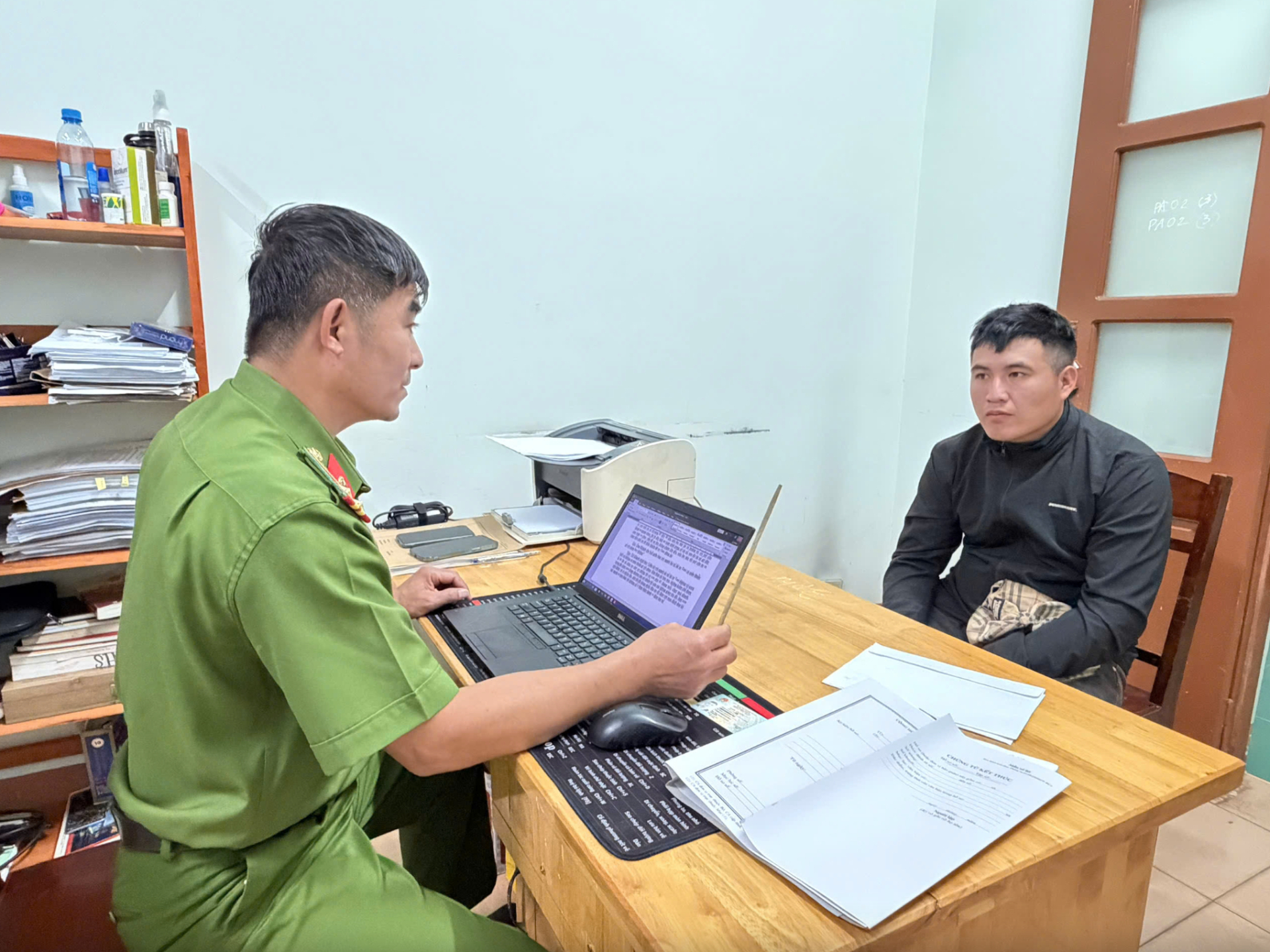 Vụ người đ&agrave;n &ocirc;ng d&ugrave;ng đũa đ&acirc;m t&agrave;i xế đang l&aacute;i xe: Nguy&ecirc;n nh&acirc;n bất ngờ- Ảnh 1.