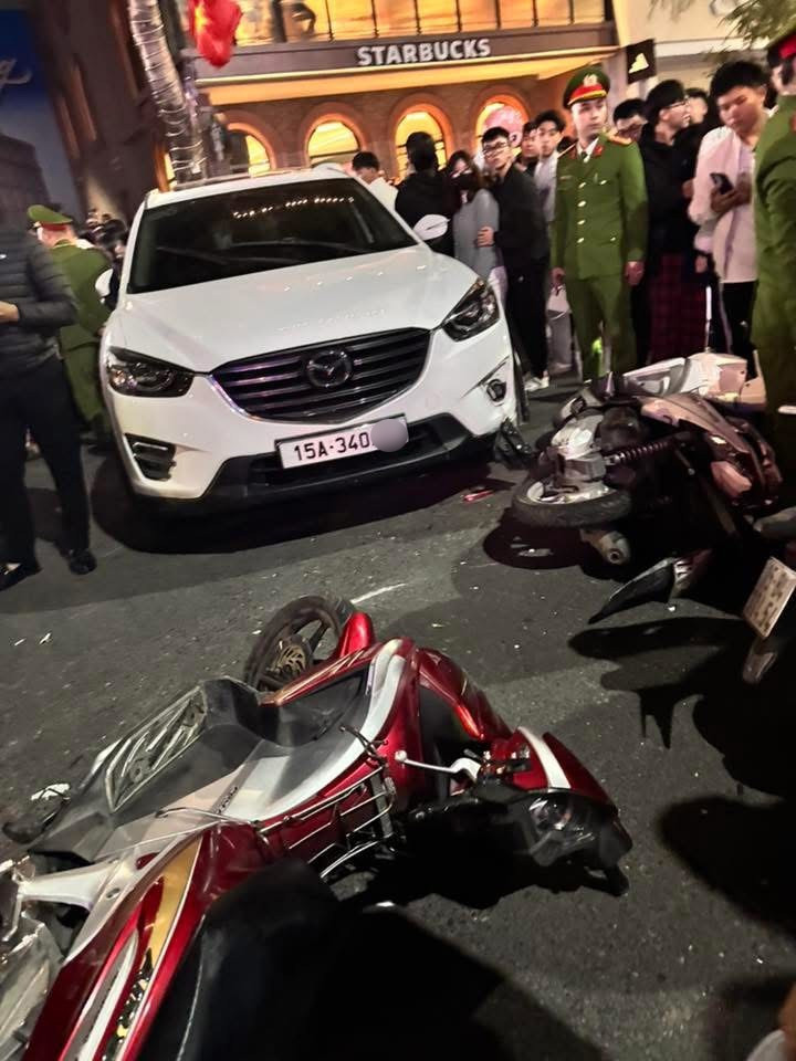 Vụ &ocirc; t&ocirc; l&ugrave;i v&agrave;o đ&aacute;m đ&ocirc;ng ở Hải Ph&ograve;ng: Đ&ocirc;i vợ chồng tho&aacute;t chết gang tấc trong ng&agrave;y cuối năm- Ảnh 2.