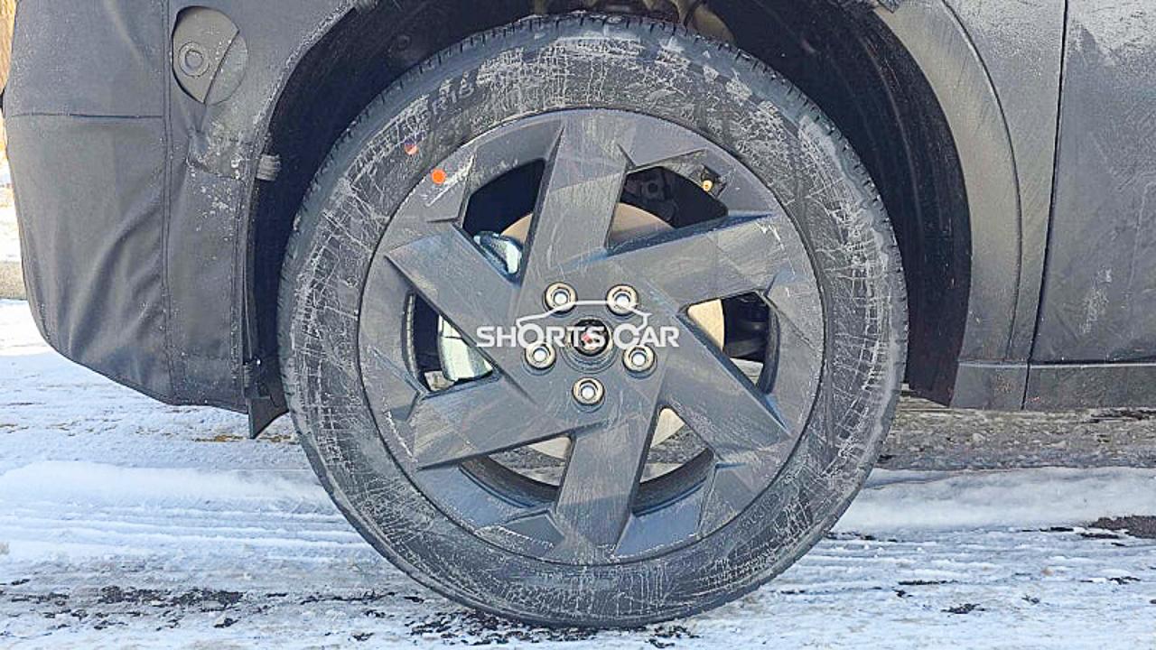 Hyundai Creta đời mới lộ diện tr&ecirc;n đường với d&aacute;ng g&oacute;c cạnh hơn r&otilde; rệt c&ugrave;ng k&iacute;ch thước lớn hơn- Ảnh 3.