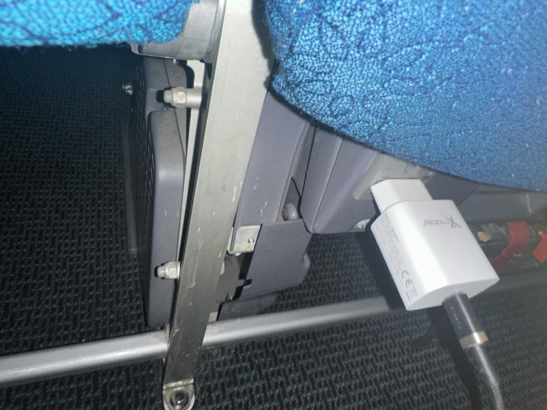 Đi máy bay Tết 2026, tuyệt đối không được dùng cổng sạc dù có sẵn trên tàu bay- Ảnh 2. Đi máy bay Tết 2026, tuyệt đối không được dùng cổng sạc dù có sẵn trên tàu bay- Ảnh 2.