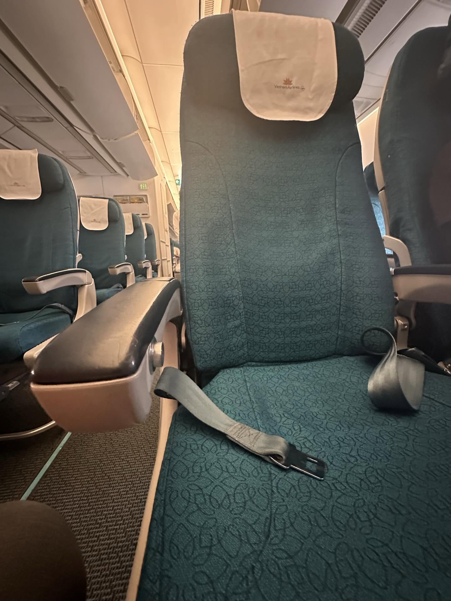 Đi máy bay Tết 2026, tuyệt đối không được dùng cổng sạc dù có sẵn trên tàu bay- Ảnh 1. Đi máy bay Tết 2026, tuyệt đối không được dùng cổng sạc dù có sẵn trên tàu bay- Ảnh 1.