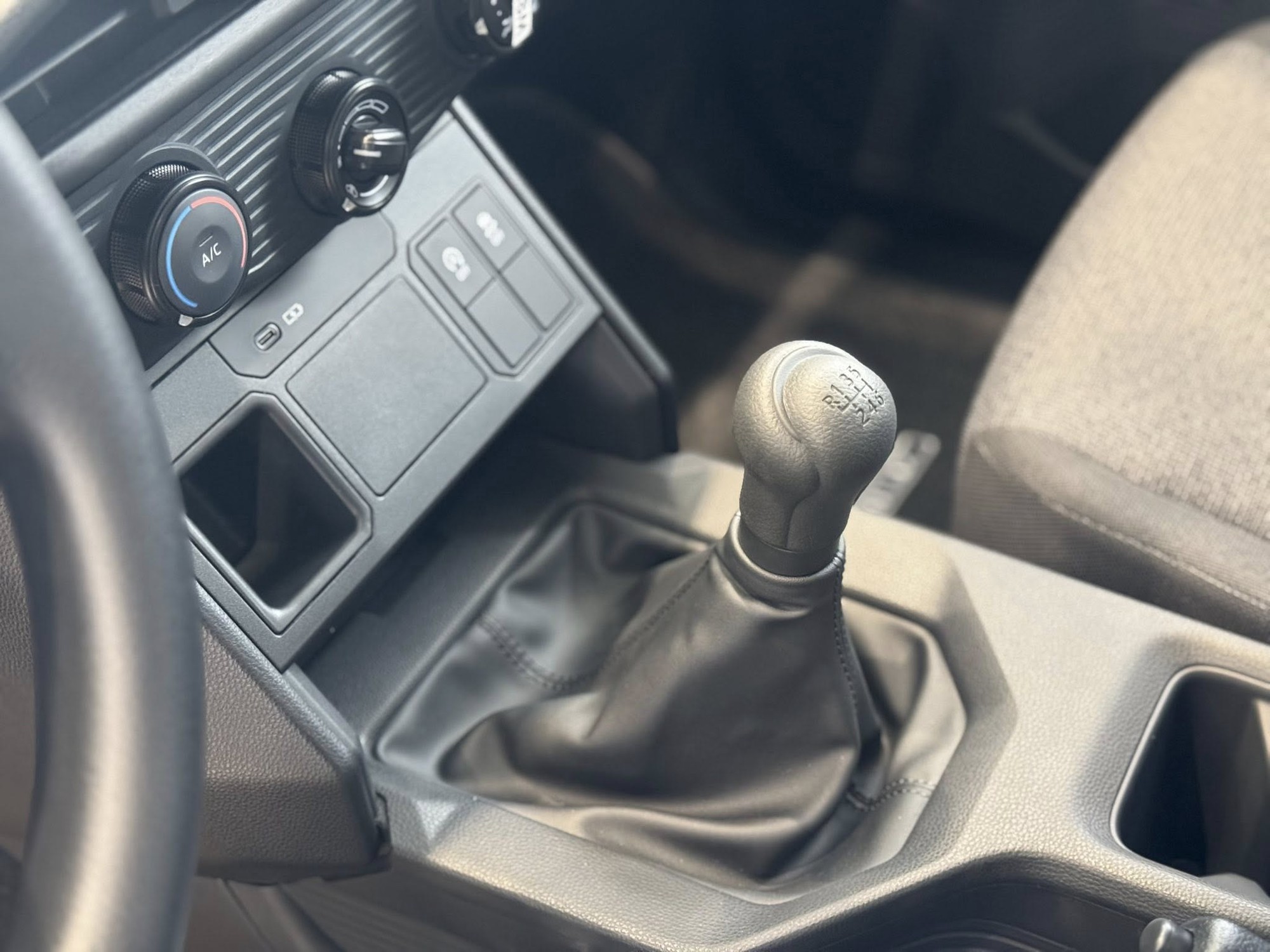 Ảnh thực tế Toyota Hilux 2026 bản rẻ nhất vừa ra mắt Việt Nam: M&acirc;m sắt, v&ocirc;-lăng nhựa, số s&agrave;n nhưng trang bị giải tr&iacute;, động cơ vẫn &lsquo;ngon&rsquo;- Ảnh 4.