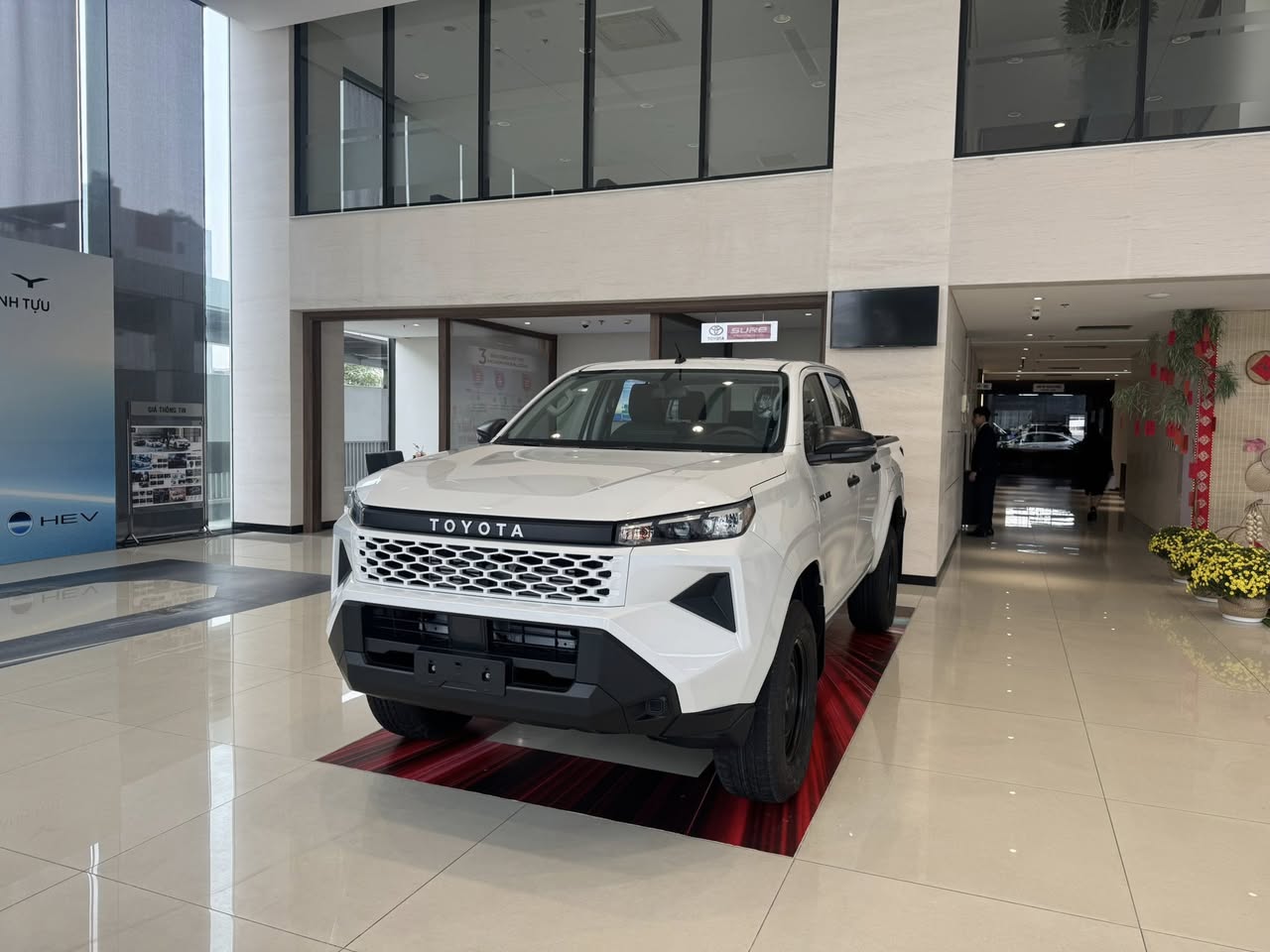 Ảnh thực tế Toyota Hilux 2026 bản rẻ nhất vừa ra mắt Việt Nam: M&acirc;m sắt, v&ocirc;-lăng nhựa, số s&agrave;n nhưng trang bị giải tr&iacute;, động cơ vẫn &lsquo;ngon&rsquo;- Ảnh 5.